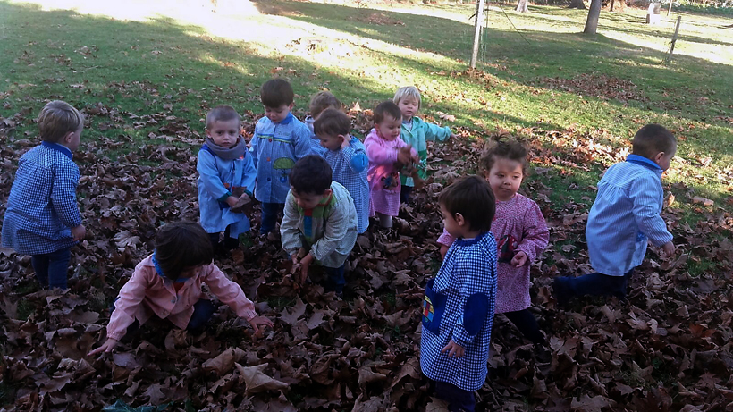 Escolares de Maria Bitarteko Ikastetxea juegan y aprenden fuera del aula. 