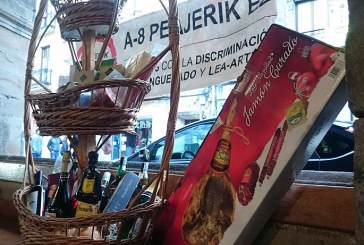 ‘AP-8 Peajerik ez’ dona la cesta de Navidad de su rifa al centro de Cáritas para personas sin hogar