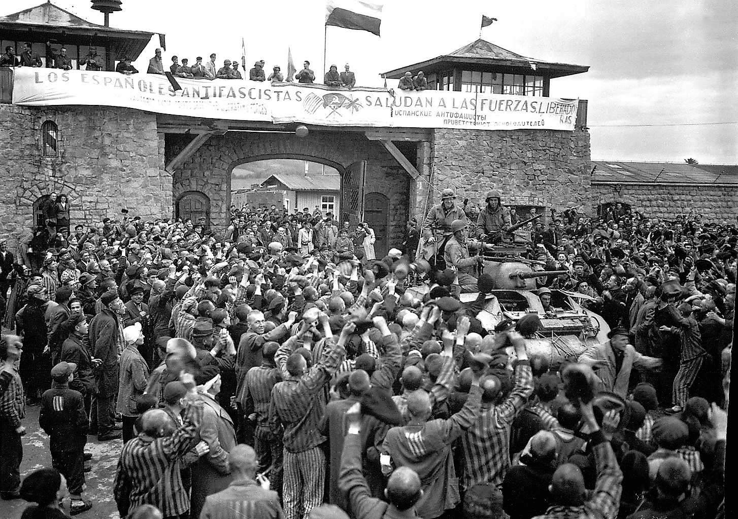 Prisioneros de Mauthausen saludan a los militares americanos que llevaron a cabo su liberación.