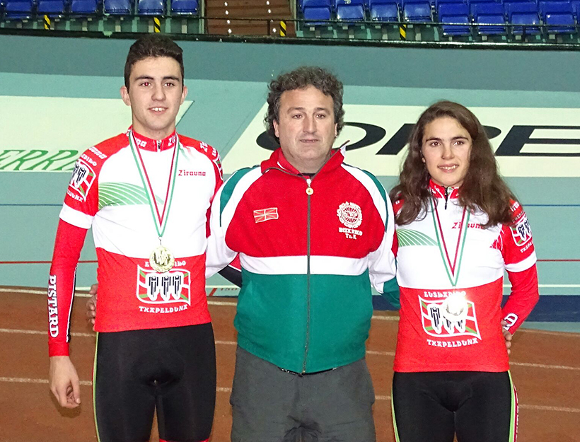 Markel Rodríguez y Aroa Gorostiza lucen los maillots que les acreditan como campeones de Euskadi, y flanquean a su entrenador Joseba Gorostiza.