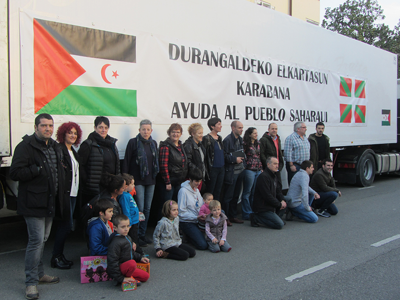 Representantes municipales, de la mancomunidad y de asociaciones colaboradoras posan ante el tráiler que partirá a los campamentos de refugiados saharauis.