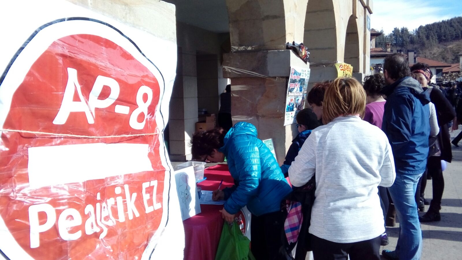 Integrantes de la plataforma AP-8 Peajerik Ez recogiendo firmas esta mañana en Abadiño.