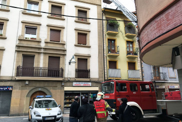 Los bomberos se desplazan a Durango tras caer tejas de un edificio de Goienkale