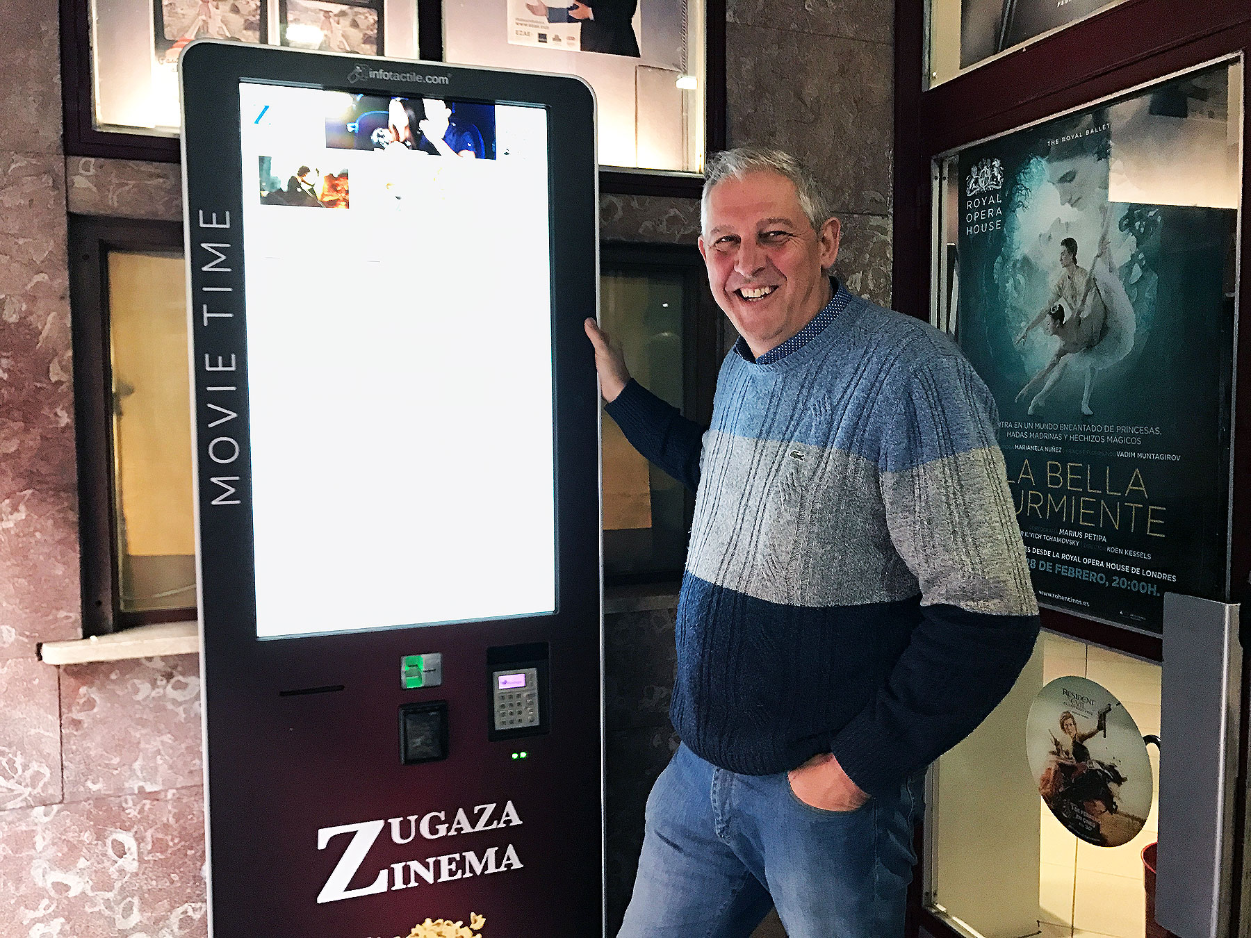 Alfonso Ferreras, junto al cajero automático del Cine Zugaza de Durango.