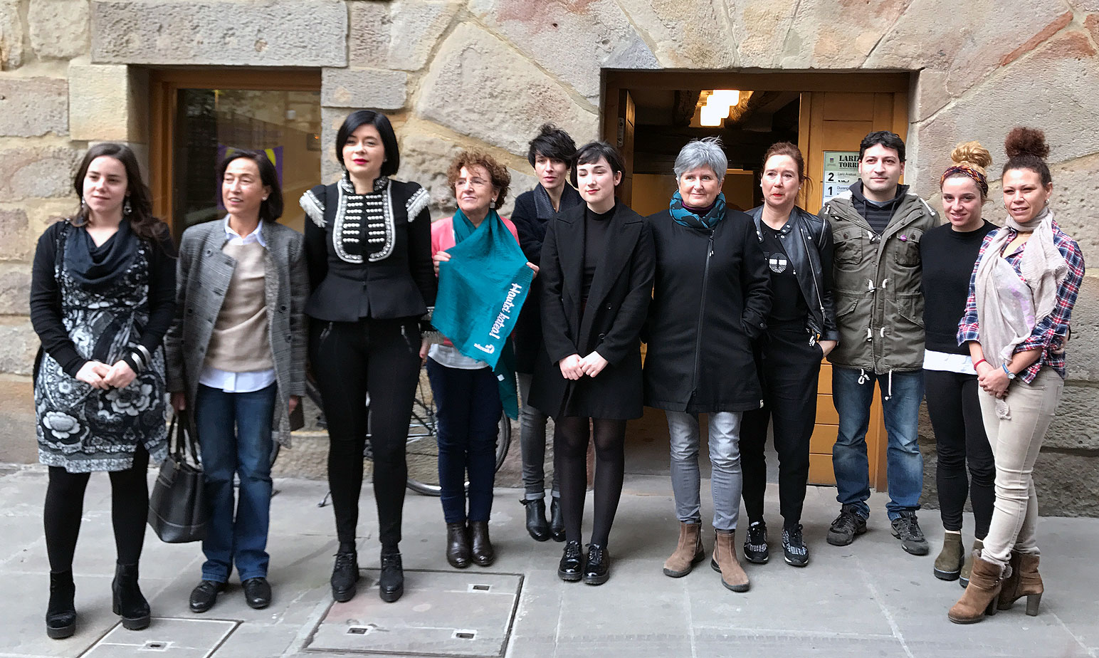 Idoia Bediaga, junto a integrantes de Andereak y del Consejo de Igualdad de Durango frente a Andragunea.