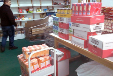 Euskaltegiko Azoka solidarioan batutako 354 euroak behar dutenei janariak emateko bideratu dituzte
