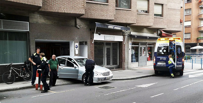Un coche que salía de un garaje atropella a una ciclista en Durango