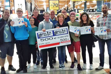 Integrantes de Geu Be entregan el premio de 500 euros de su rifa
