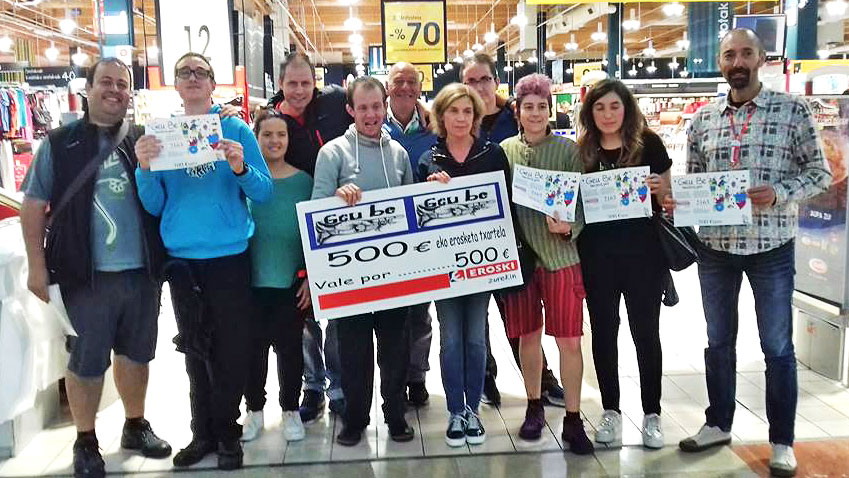 Integrantes de Geu Be entregan el premio de 500 euros de su rifa