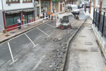 Apatamonasterioko plaza ingurua atontzen hasi da Atxondoko Udala