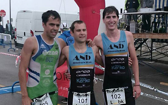 Gorka Bizkarra logra la victoria en el triatlón de Suances