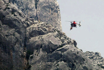 El helicóptero de la Ertzaintza rescata a un montañero herido en el monte Untzillaitz