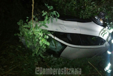 Dos personas heridas tras volcar su turismo esta madrugada en Iurreta