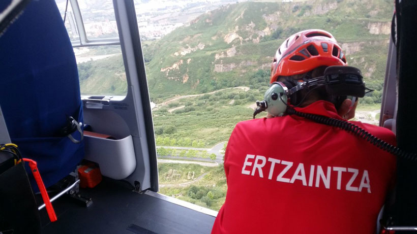 Un helicóptero de la Ertzaintza rescata a un motorista accidentado en una pista forestal en Kanpazar