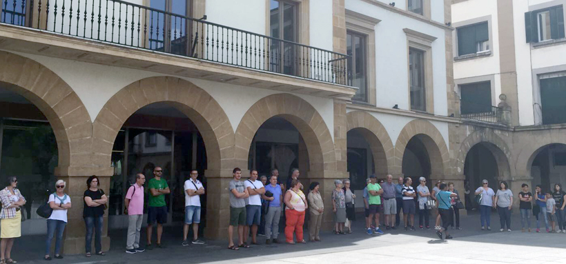 Concentraciones en Amorebieta y Durango para condenar los atentados de Barcelona y Cambrils