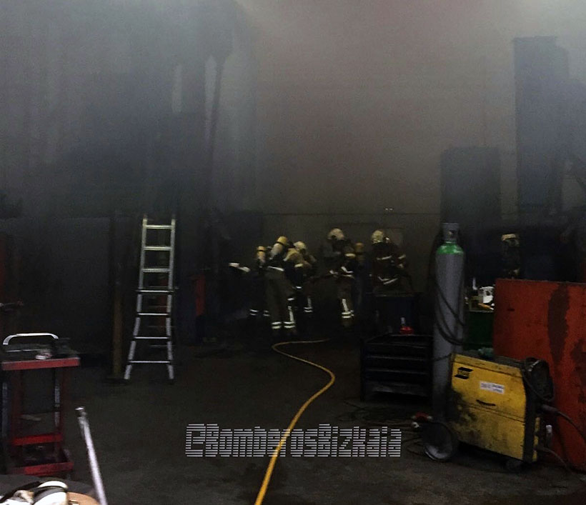 Bomberos de Iurreta extinguen un incendio industrial en Atxondo