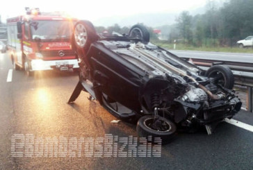Espectacular vuelco sin heridos en la AP-8 a su paso por Abadiño