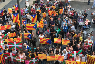 Cientos de personas salen a la calle en Durangaldea en apoyo al referéndum de Catalunya