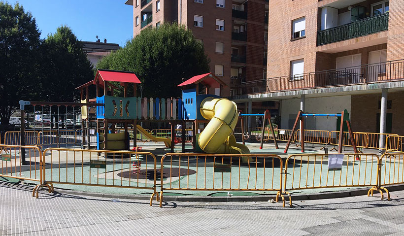 El Ayuntamiento precinta un parque infantil de Matiena por problemas de seguridad