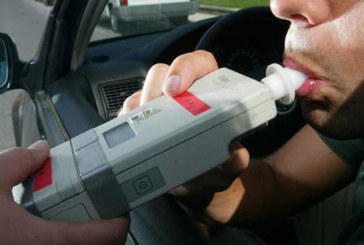 Un conductor que da positivo provoca un accidente entre tres turismos en Durango