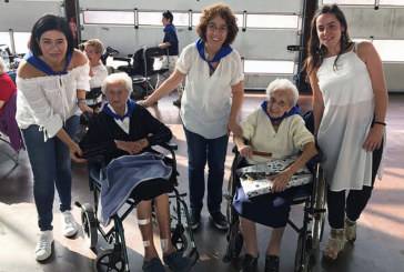 Teresa Rodríguez, de 102 años, y Angel Zuazua, de 96, tampoco quisieron perderse la fiesta