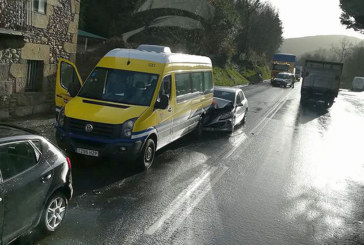 Un choque entre dos turismos y un minibús complica la circulación en la N-634 en Amorebieta