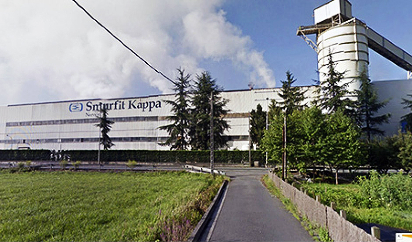 Tres trabajadores de la papelera de Iurreta son trasladados al hospital tras inhalar una sustancia tóxica