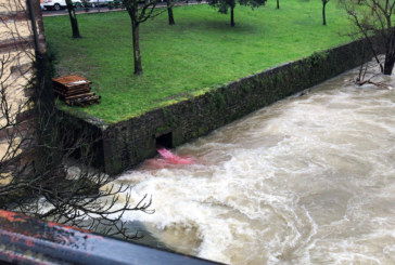 Denuncian un vertido de color rojo en el río Ibaizabal