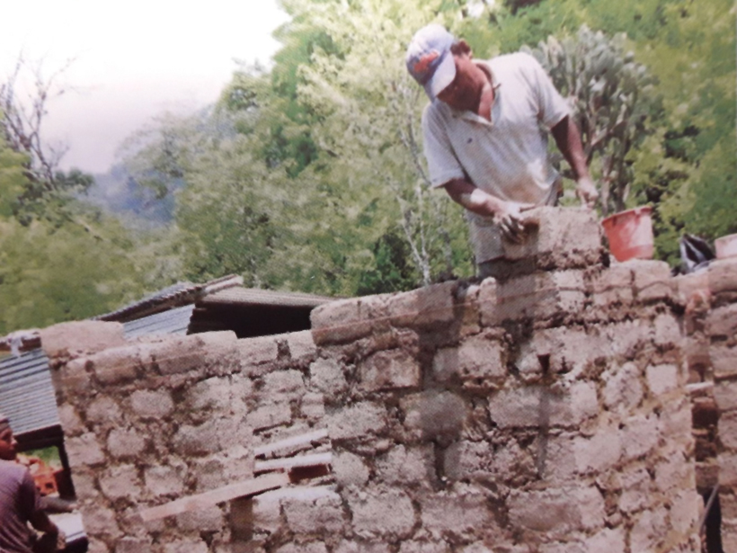 Comercios de Elorrio recogen sellos postales para construir viviendas dignas y saludables en Nicaragua