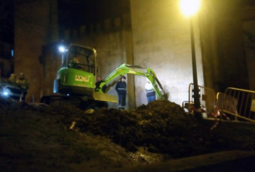 El reventón de una tubería deja sin suministro de agua a numerosas viviendas y empresas de Elorrio