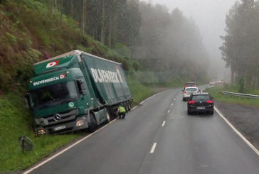 Un camión en el arcén y unas obras complican el tráfico en Kanpazar