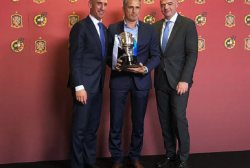 Jon Andoni Bengoetxea recoge la Copa como campeón de Tercera de manos del presidente de la FIFA