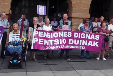 Pensionistas de Amorebieta mantienen su protesta de los lunes en plena época vacacional