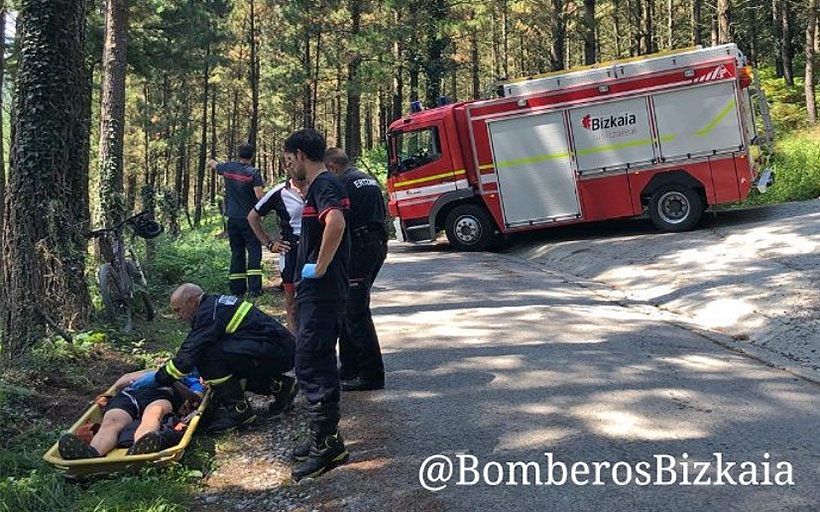 Segundo ciclista rescatado por los bomberos en dos días en una pista forestal de Atxondo