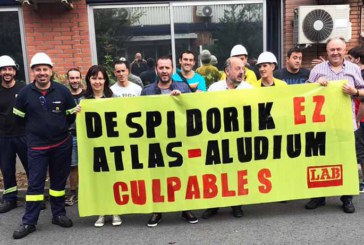 Trabajadores de LAB se movilizan en la planta zornotzarra de Aludium para denunciar un despido