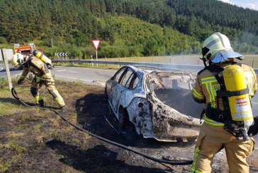 Segundo coche calcinado en el plazo de una semana con intervención de bomberos del parque de Iurreta