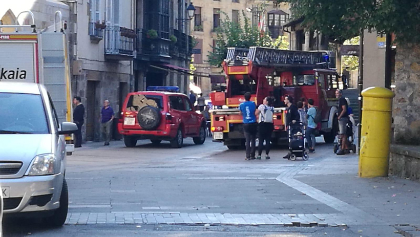 Los bomberos han evacuado a la mujer atrincherada en Elorrio