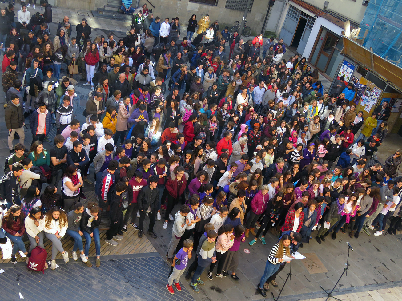 Concentración con escolares frente al Ayuntamiento de Durango con motivo del 25-N.