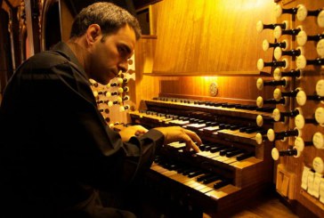Juan de la Rubia, organista de la Sagrada Familia, pondrá música a una película muda en Abadiño