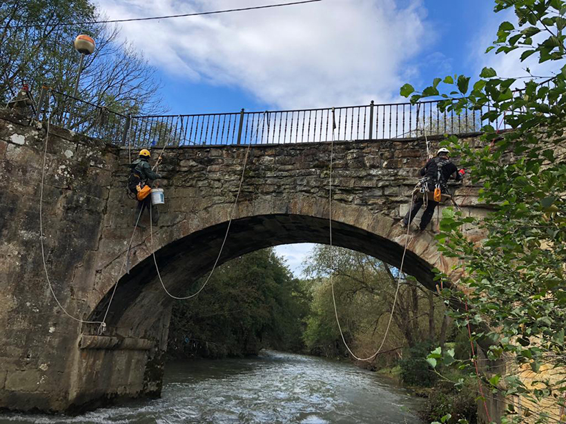 El Ayuntamiento de Iurreta rescata el puente de Arandia de la maleza