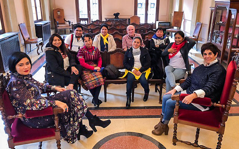 El Ayuntamiento recibe a una delegación de indígenas en apoyo a las lenguas minorizadas