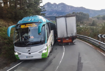 Cortada la carretera entre Elorrio y Elgeta por la colisión entre un camión y un autobús