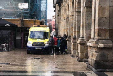 Una ambulancia atiende a una mujer tras sufrir una caída en el Casco Viejo de Durango