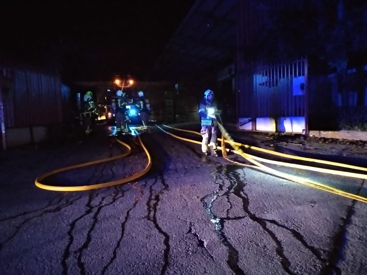 Dos trabajadores evacuados tras inhalar humo en un incendio en una empresa de Amorebieta-Etxano