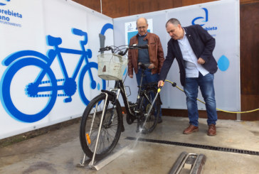 Amorebieta-Etxano abre al público su primer punto público para limpiar bicis junto a Gure Kirolak