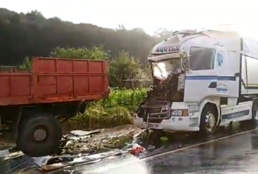 Dos camioneros heridos tras chocar sus vehículos en Amorebieta