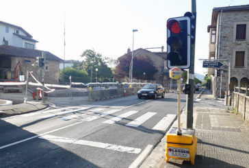 Dos semáforos regulan el tráfico en la BI-3336 por las obras de la rotonda del Calvario en Abadiño