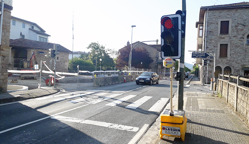 Dos semáforos regulan el tráfico en la BI-3336 por las obras de la rotonda del Calvario en Abadiño