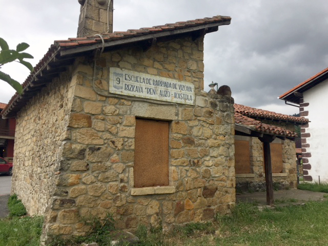 Amorebieta rehabilitará las antiguas Escuelas de San Miguel para abrir un centro cívico