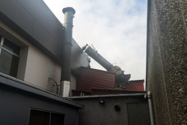 Explota una chimenea en la empresa Cafés Baqué tras desatarse un pequeño incendio esta mañana